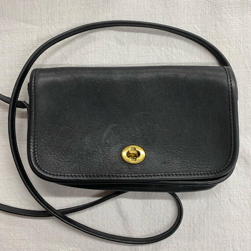 Vintage 1980’s Coach Dinky cross body- black